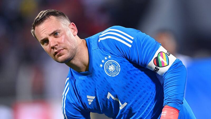 Manuel Neuer, capitán de la selección de Alemania, usando el brazalete One Love. Muchos se...