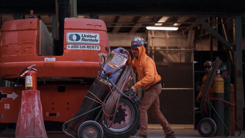 ARCHIVO - Trabajadores de construcción mueven equipos el 17 de enero de 2023, en Nueva York....