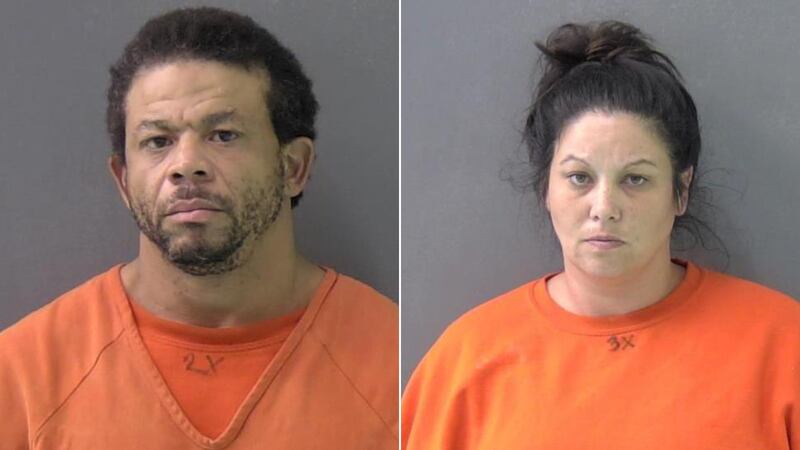 Howard Lee Bailey, de 47 años, y Sandy Gayle Carrese, de 40, están detenidos bajo fianza de un...