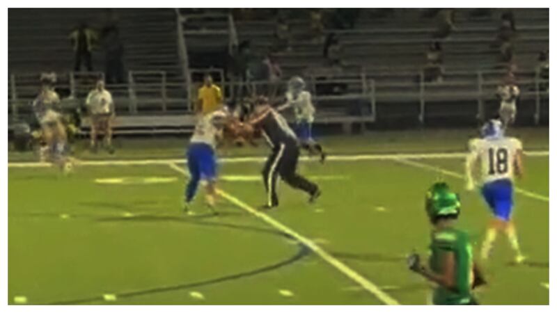 el UIL está investigando un incidente en el terreno entre un jugador de fútbol americano de la...