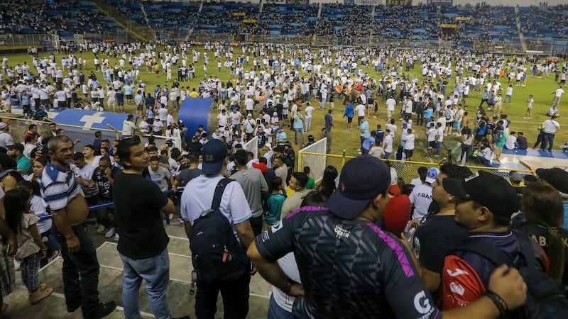 Hinchas en el campo del estadio Cuscatlán en San Salvador, El Salvador, el sábado 20 de mayo...