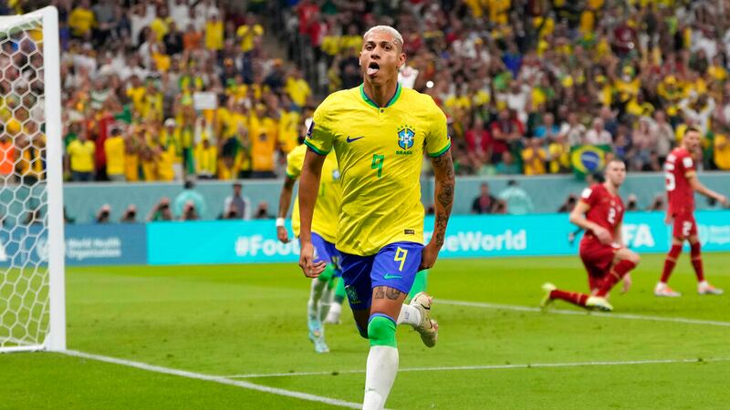 Richarlison celebra tras anotar el primer gol de Brasil ante Serbia en el partido por el Grupo...