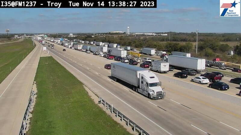 La interestatal 35 Norte está cerrada en Troy, Texas.