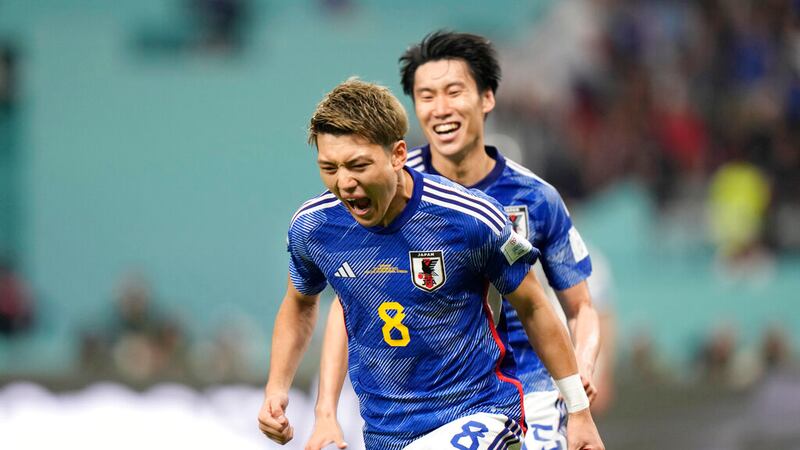 El japonés Ritsu Doan celebra tras marcar el primer gol de su equipo en la victoria 2-1 ante...