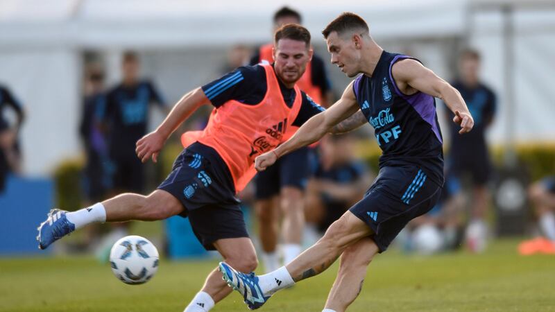 El argentino Giovani pelea por el balón con su compañero Alexis Mac Allister durante un...