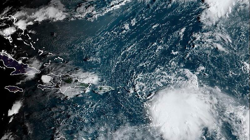 La imagen satelital peovista por NOAA el 2 de octubre de 2023 muestra la tormenta tropical...