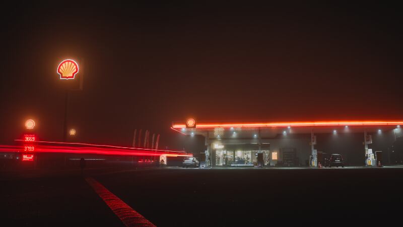 Las autoridades dicen que una niña de 12 años pidió ayuda en una gasolinera en California...