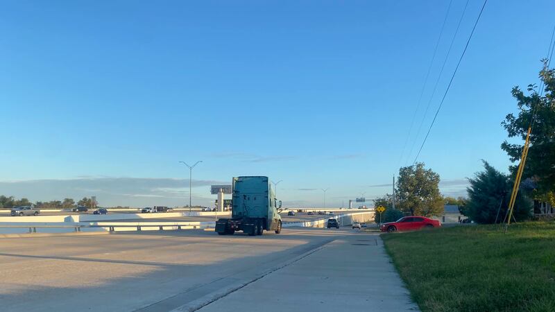 Las autoridades están desviando el tráfico de la interestatal en Nugent Avenue. Los...